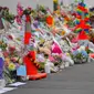 Seorang pelajar termenung saat menggelar mengenang korban penembakan di luar Masjid Al Noor, Christchurch, Selandia Baru, Senin (18/3). Penembakan tersebut merupakan serangan terburuk dalam sejarah Selandia Baru modern. (AP Photo/Vincent Yu)
