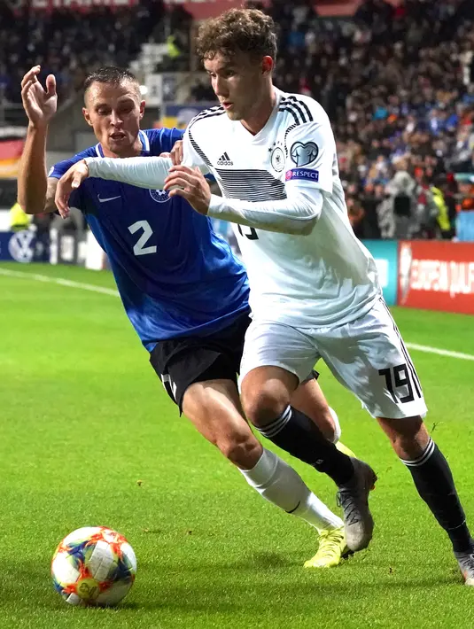 Bek Estonia Gert Kams (kiri) berusaha merebut bola yang dibawa striker Jerman, Luca Waldschmidt pada pertandingan grup C kualifikasi Euro 2020 di Tallinn, Estonia (13/10/2019). Jerman menang telak 0-3 atas Estonia. (AFP Photo/Janek Skarzynski)
