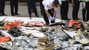 Petugas mendokumentasikan sejumlah barang temuan yang diduga serpihan pesawat Lion Air JT 610 di Pelabuhan JICT 2, Jakarta, Selasa (30/10). Sejumlah barang ditemukan petugas gabungan dalam operasi pencarian. (Liputan6.com/Helmi Fithriansyah)
