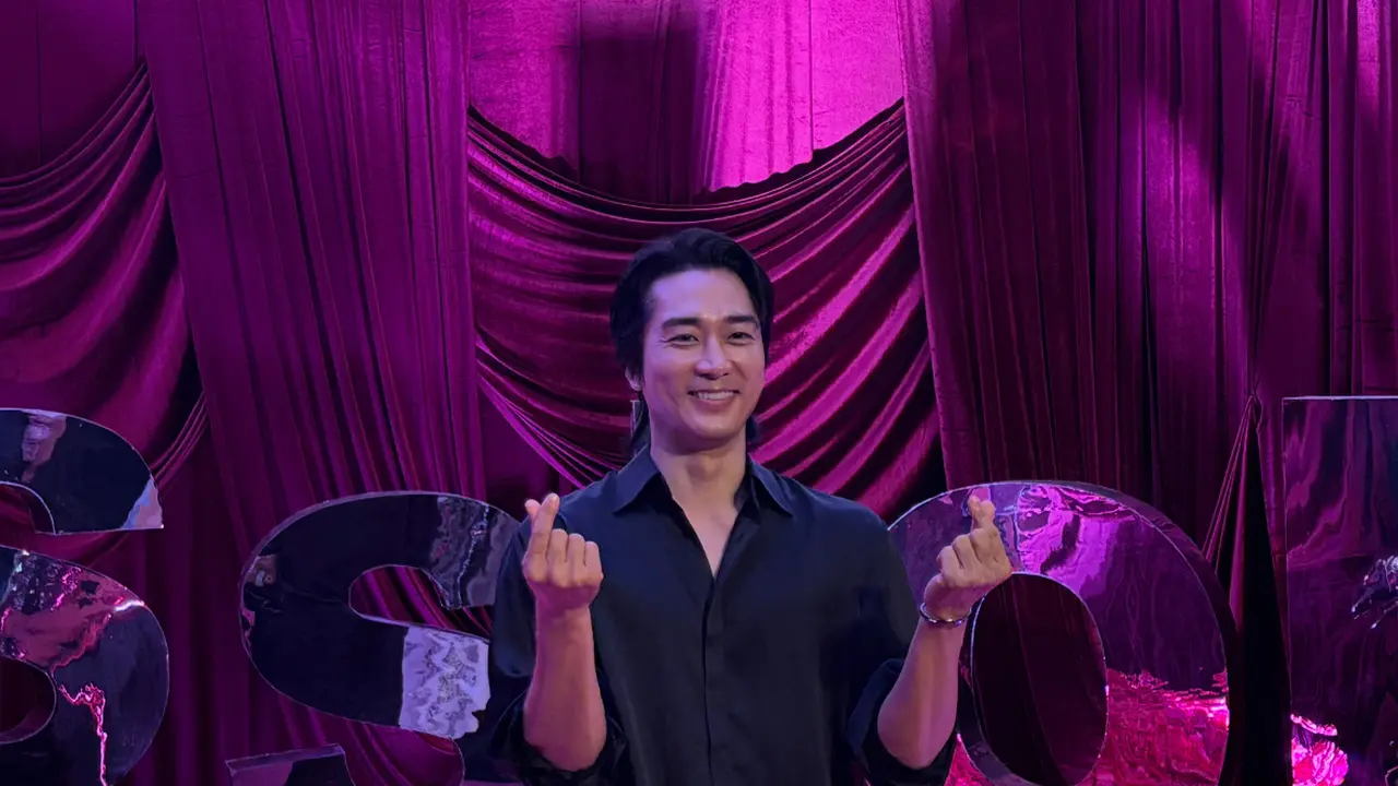 Song Seung Heo saat pertama kali ke Indonesia tampil kasual. [Anisha/Fimela]