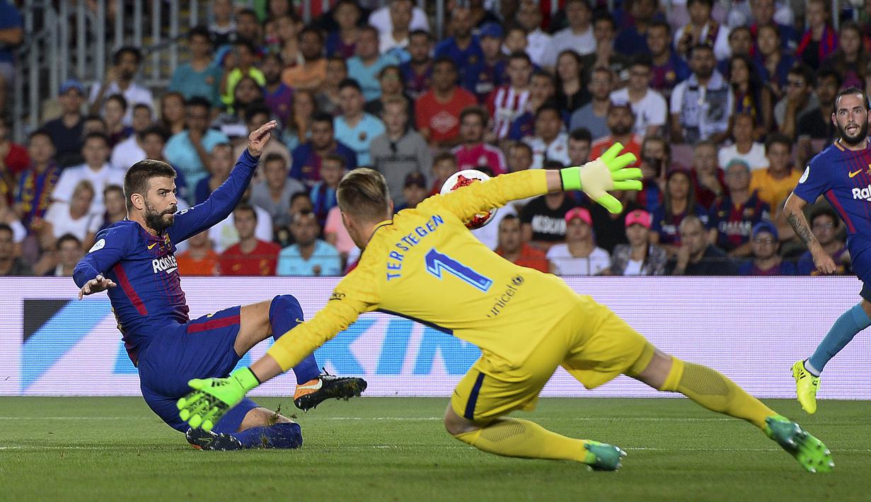 Pemain Barcelona, Gerard Pique (kiri) menerima kartu kuning menit ke-27 saat melawan Real Madrid pada Piala Super Spanyol 2017 di Camp Nou stadium,Barcelona, (13/8/2017). Real Madrid menang 3-1.  (AFP/Josep Lago)