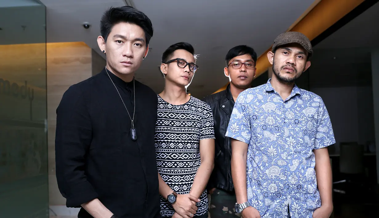 Ini merupakan kali pertama Seventeen mengcover lagu penyanyi lain. Seventeen juga menambahkan ada 2 versi untuk lagu dangdut cover ini. Versi pertama dengan nuasa pop rock Seventeen sedangkan versi kedua adalah versi pelan (Galih W. Satria/Bintang.com)