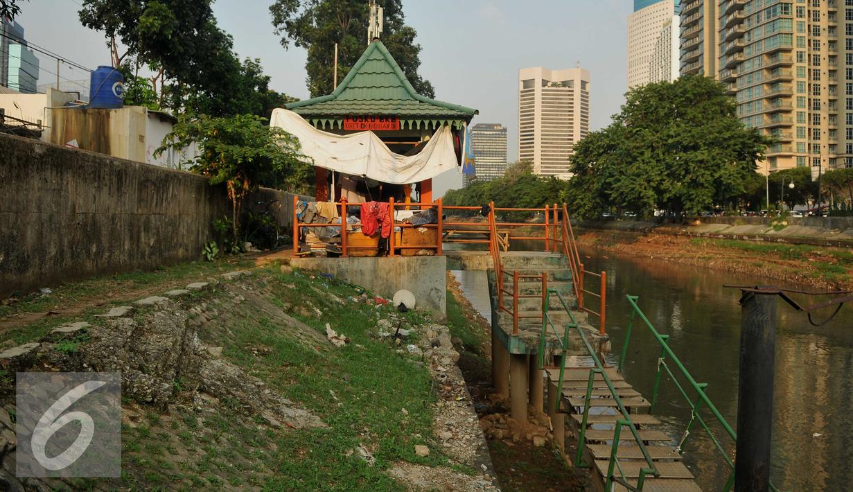 Setelah waterway atau moda transportasi air lintas Halimun-Karet tak lagi beroperasi, halte Karet yang terletak di belakang Stasiun Karet pun terbengkalai, Jakarta, Kamis (19/5). (Liputan6.com/Gempur M Surya)