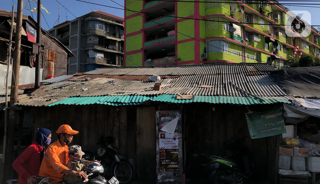 Warga beraktivitas di sekitar Rusun Petamburan, Jakarta, Jumat (21/8/2020). Pelaksana Tugas (Plt) Kepala Dinas PRKP DKI Jakarta, Sarjoko mengatakan Dinas Perumahan Rakyat dan Permukiman (PRKP) DKI Jakarta akan membangun 10 rusunawa baru tahun 2020 ini. (Liputan6.com/Immanuel Antonius)