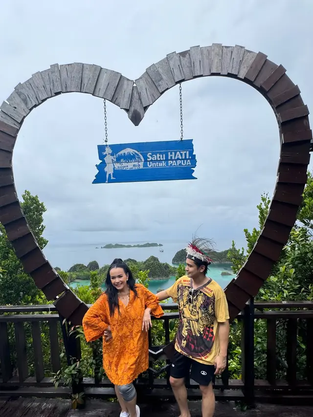 6 Potret Liburan Ajun Perwira dan Jennifer Ipel di Raja Ampat, Tampil Mesra