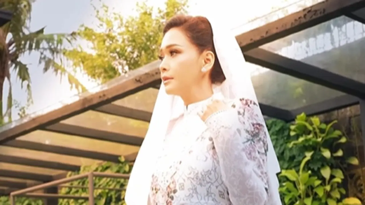 Potret Gamis Motif Floral Maia Estianty