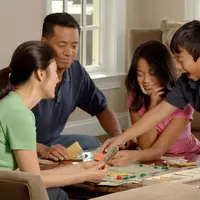 Ilustrasi kebersamaan keluarga, keluarga bermain bersama. (Photo by National Cancer Institute on Unsplash)