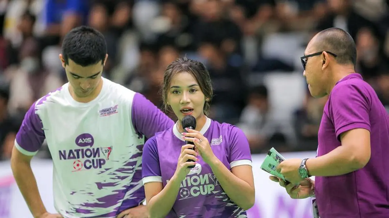 Ciccio Manassero dan Shafira Ika Putri di sesi fun match grand final Axis Nation Cup 2023, Minggu (15/10/2023). (c) Bola.com/M Iqbal Ichsan