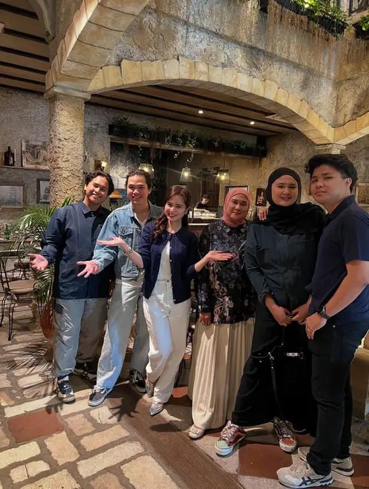 Ia memadukan celana putih berpotongan loose dengan atasan navy berbahan lembut yang memberi kesan effortless chic. Gaya ini disempurnakan dengan sepatu pointed-toe berwarna metalik, menambahkan sentuhan statement pada keseluruhan penampilannya.  [@tissabiani].