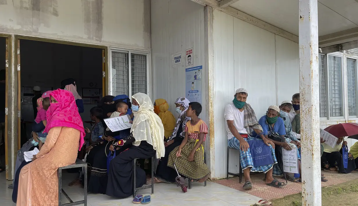 Pengungsi Rohingya menunggu untuk divaksinasi COVID-19 di Ukhiya di Cox's Bazar, Bangladesh(10/8/2021).  Pemerintah Bangladesh dan lembaga bantuan mulai memvaksinasi pengungsi Rohingya pada Selasa ketika gelombang virus meningkatkan risiko kesehatan di kamp-kamp pengungsian. (AP Photo)