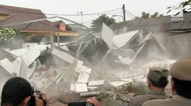 Sebuah rumah kontrakan 4 petak dibongkar paksa pemkot Jakarta Timur karena tidak memiliki IMB. Pemilik rumah sudah berkali-kali diperingatkan oleh aparat Pemkot Jaktim namun tidak mengindahkan.
