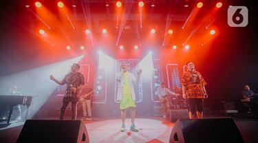 Grup musik Kahitna tampil dalam pada hari ketiga BNI Java Jazz Festival 2022 di Jakarta International Expo, Kemayoran, Jakarta Pusat, Minggu (29/5/2022). Kahitna membawakan sejumlah tembang hits miliknya seperti, Anda Dia Tahu dan Cantik. (Liputan6.com/Faizal Fanani)