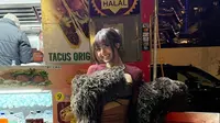 Penutupan Victoria's Secret Fashion Show 2024, Lisa BLACKPINK Jajan Hot Dog Halal di Kedai Pinggir Jalan