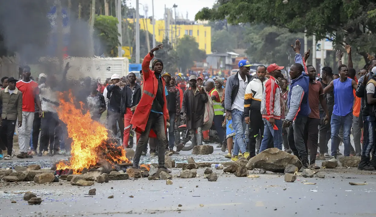 Warga Kenya yang marah dengan kenaikan biaya hidup kembali melakukan protes di jalan-jalan ibu kota, Nairobi, pada hari Rabu, saat mereka menunggu pidato pemimpin oposisi lama. (AP Photo)