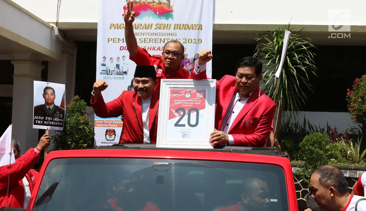 Ketua Umum PKPI AM Hendropriyono menggunakan mobil dengan atap terbuka usai menghadiri penetapan nomor urut pada Pemilu 2019 di kantor KPU, Jakarta, Jumat (13/4). Hendropriyono memegang plakat nomor urut 20 yang diberikan KPU. (Liputan6.com/Angga Yuniar)
