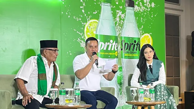 Konferensi pers Sprite yang diadakan pada Rabu (19/02/2024), Dian Sastrowardoyo, Haji Bolot, dan Andes Gumilang berbagi pengalaman mereka tentang keseruan berbuka puasa (Dok/Fimela.com/Rianti Fitri Wulandari)