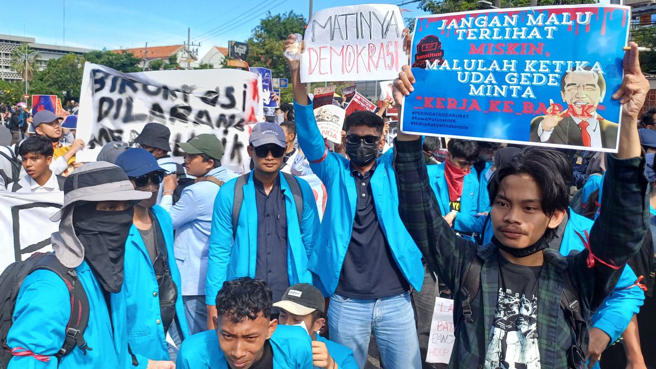 Demo Mahasiswa Tolak UU Pilkada Berlanjut di Jatim, Ricuh Usai Massa Kepung Gedung DPRD