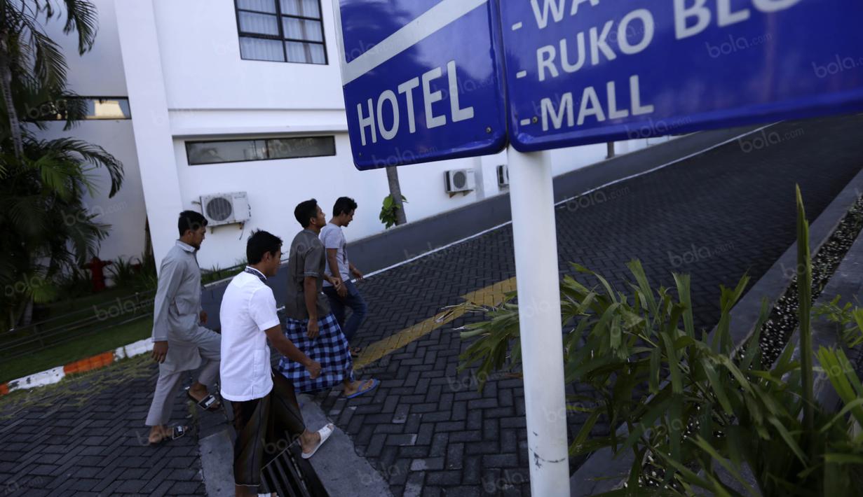 Para Pemain Persib Bandung  kembali ke hotel usai melakukan salat berjamaah di Masjid Nurul Huda, Sidoardjo, Jawa Timur, Sabtu (11/6/2016). (Bola.com/Nicklas Hanoatubun)