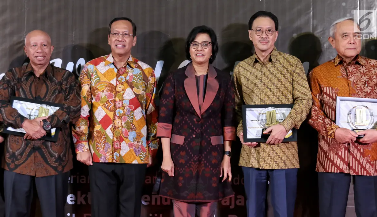Menteri Keuangan Sri Mulyani (tengah) foto bersama dengan President Commissioner EMTEK Eddy Kusnadi Sariaatmadja (dua kanan) usai memberikan apresiasi dan penghargaan di Kantor Pajak Kanwil DJP Jakarta, Rabu (13/3). (Liputan6.com/JohanTallo)