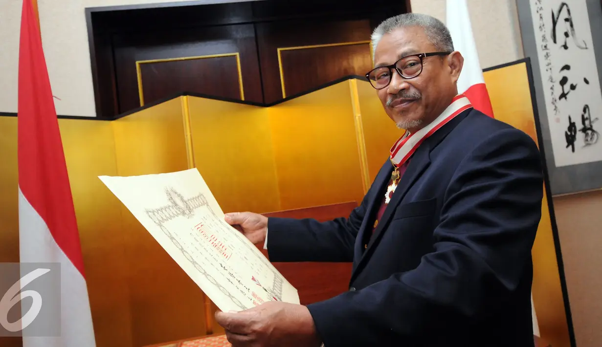 Ketua Prodi Jepang UI, I Ketut Surajaya melihat sertifikat bintang jasa di Kedubes Jepang, Jakarta, Senin (1/8). I Ketut Surajaya menerima The Order of The Rising Sun, Gold Rays with Neck Ribbon dari pemerintah Jepang. (Liputan6.com/Helmi Fithriansyah)