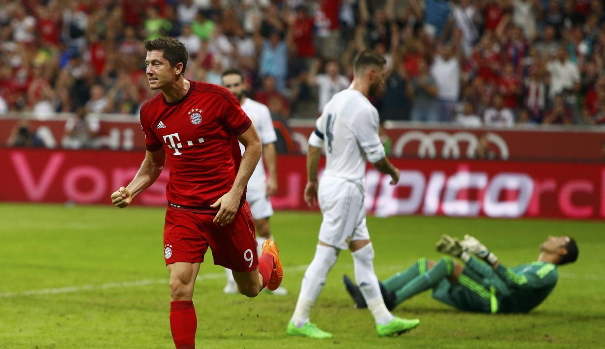 Striker Bayern Munchen, Robert Lewandowski merayakan gol yang dicetaknya ke gawang Real Madrid dalam final Audi Cup 2015 di Munchen, Jerman. (5/8/2015). (Reuters/Michaela Rehle) 