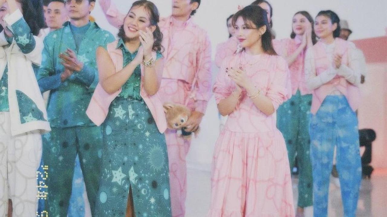 Sissy tak berjalan sendiri di catwalk, karena ada Vanesha Prescilla, sang adik yang turut melenggang bersamanya. Vanesha pun tak kalah menawan dalam balutan gaun berwarna pink.<br><br>