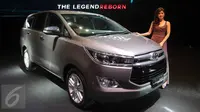 Model berpose di samping mobil All-New Kijang Innova yang baru diluncurkan di Jakarta, Senin (23/11). Walaupun hadir sebagai All New Kijang Innova, Toyota tetap mempertahankan ciri khas kijang sebagai kendaraan legendaris. (Liputan6.com/Angga Yuniar)