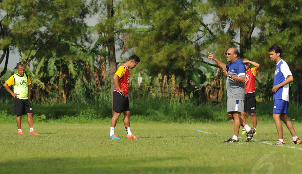 Instruktur pelatih AFC, Narayanan Sivaji Nair (kedua kanan) memberikan materi kepelatihan kepada 24 pelatih lokal yang mengikuti kursus kepelatihan lisensi B AFC di Sawangan, Depok, Jawa Barat (5/12/2014). (Liputan6.com/Helmi Fithriansyah)
