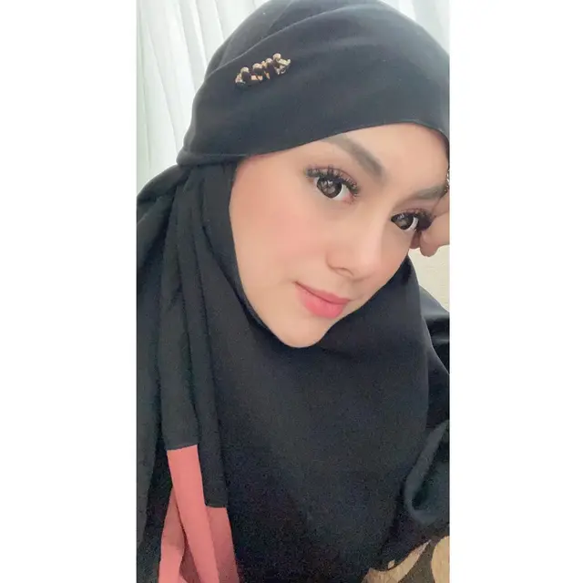 6 Potret Gaya Celine Evangelista Pakai Cadar Ini Jadi Sorotan