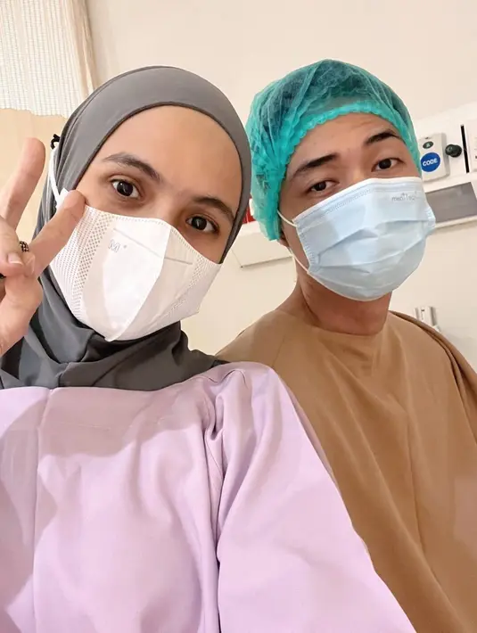 Dalam keterangannya, Nycta Gina yang seorang dokter ini pun sampai menemani Kinos sampai ruang operasi. Kinos pun menyebutnya benefit sebagai suami yang memiliki istri sebagai seorang dokter. (Liputan6.com/IG/@missnyctagina)