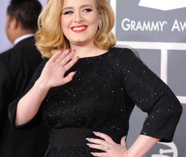 Perhatikan cat kuku yang dipakai oleh Adele. Ia salah satu selebritis yang menggunakan flip manicure. | Foto: copyright styleite.com