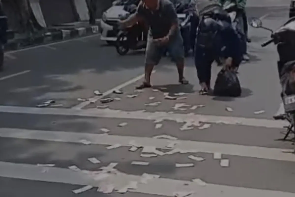 Uang Berserakan