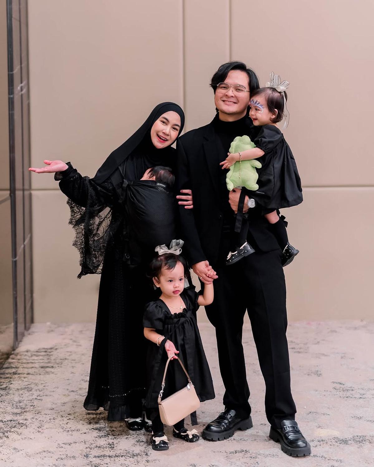 Model Baju Couple Keluarga dengan Hijab ala Anisa Rahma, Tone Warna Serasi Bikin Harmonis
