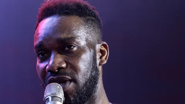 Legenda PSG, Jay-Jay Okocha, memberikan sambutan saat acara nonton bareng. (Bola.com/Yoppy Renato)