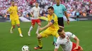 Ruslan Rotan sangat dominan di lapangan tengah Ukraina saat melawan Polandia. Kapten Ukraina ini berperan besar membuat Ukarina tidak kebobolan banyak gol. (AFP/Anne-Christine-Poujoulat)