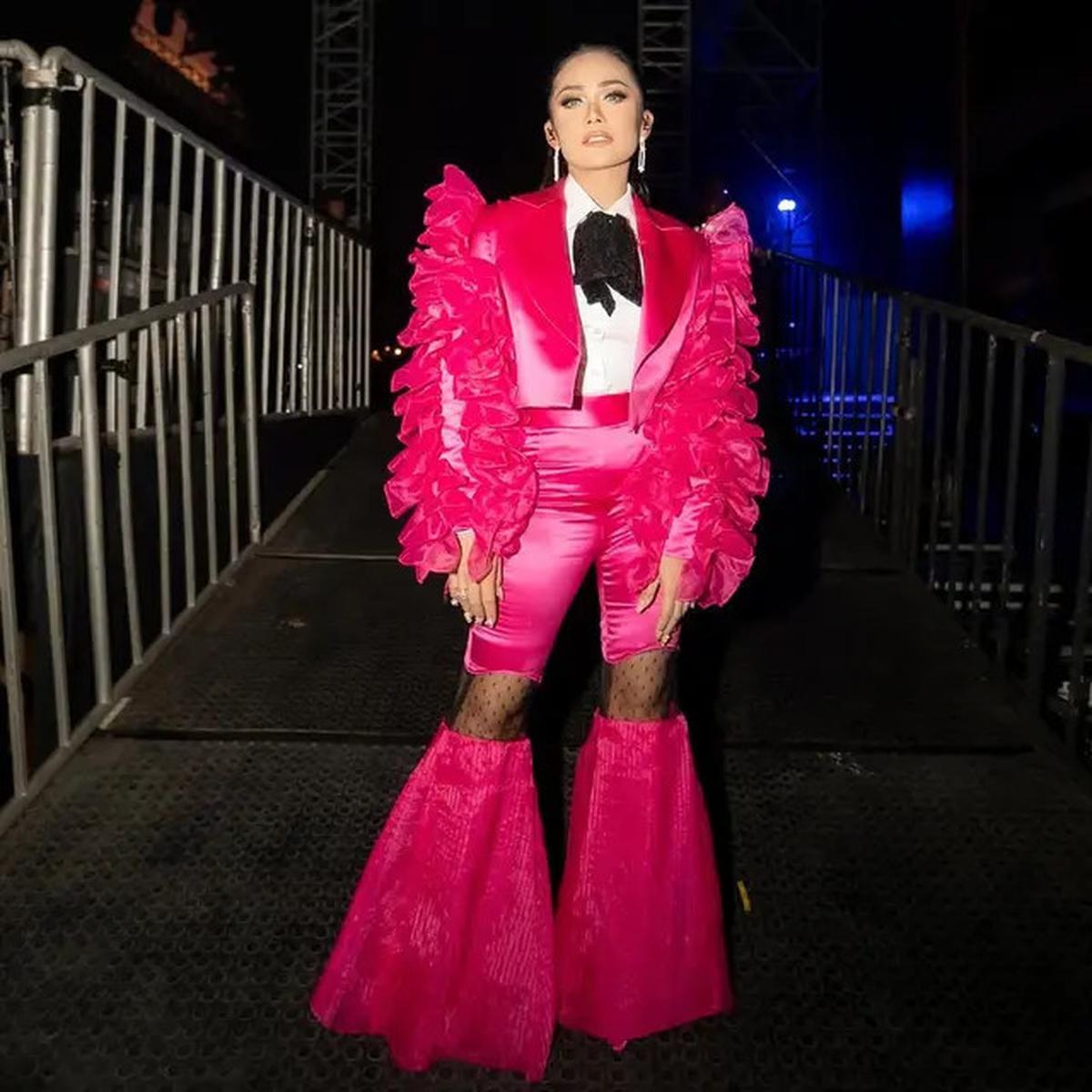 Gebrak Java Jazz Festival, Krisdayanti Tampil Enerjik dengan Busana Retro Bernuansa Fuschia