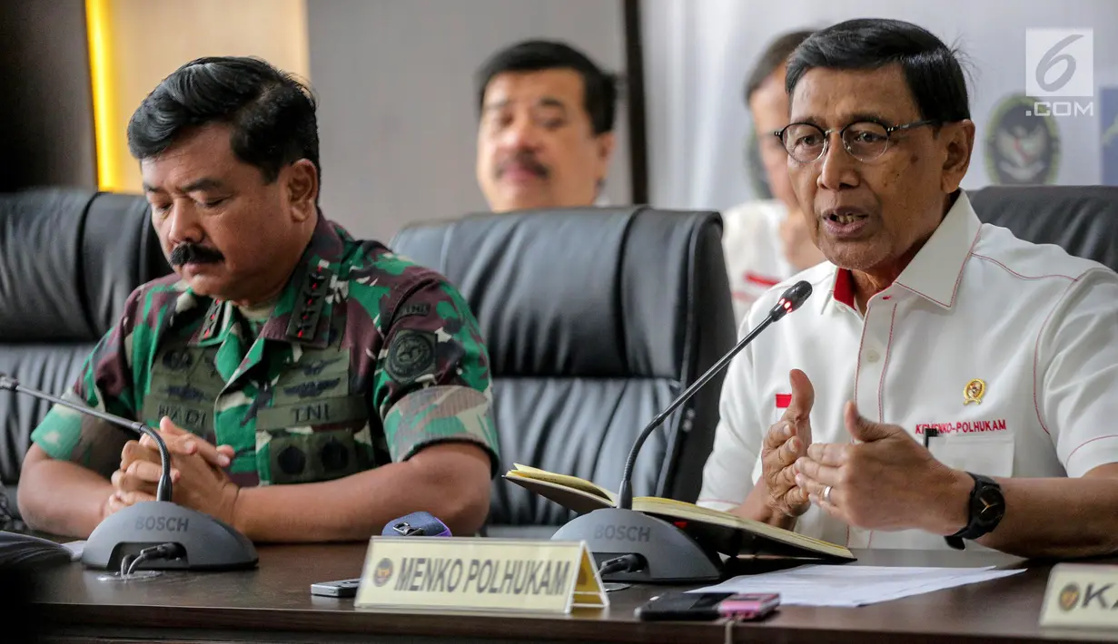 Menko Polhukam Wiranto (kanan) bersama Panglima TNI Marsekal Hadi Tjahjanto memberi keterangan usai rapat koordinasi tertutup di Kantor Kemenko Polhukam, Jakarta, Selasa (24/9/2019). Ada tiga isu nasional yang dibahas dalam rapat tersebut. (Liputan6.com/Faizal Fanani)