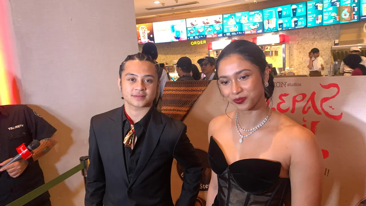 Bastian Steel Pemeran Yudhis, Aghniny Haque pemeran saras di film Selepas Tahlil.