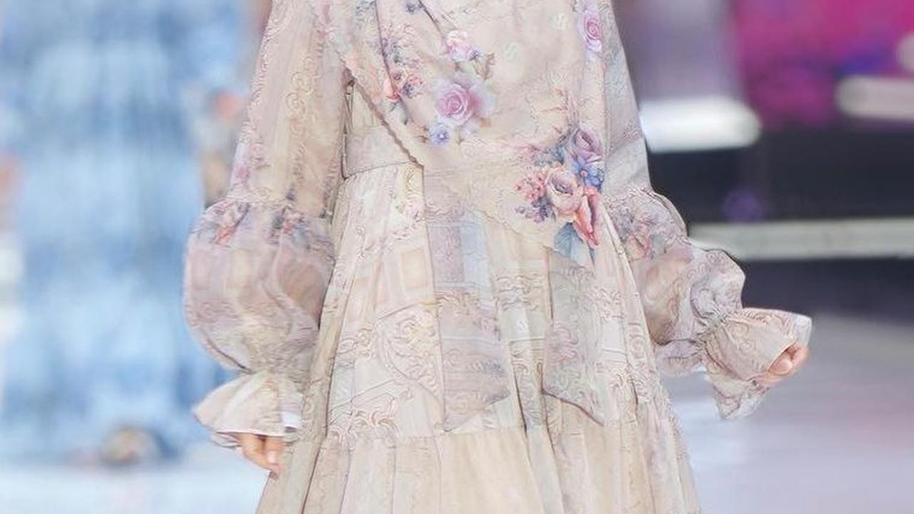 <b>Dress Ruffle dengan Kain Bermotif</b>