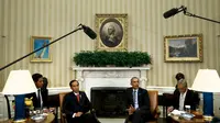 Presiden AS Barack Obama dan Presiden RI Jokowi saat memberi keterangan pers usai pertemuan di Gedung Putih, Washington, Senin (26/10). Pada kesempatan tersebut Jokowi mengajak Obama bekerja sama mengembangkan ekonomi digital. (REUTERS/Jonathan Ernst)
