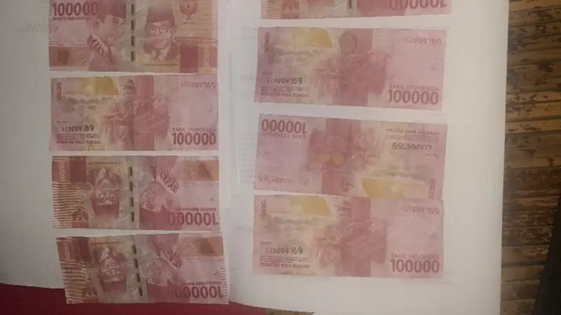 Modusnya, pelaku berbelanja menggunakan sejumlah uang kertas palsu pecahan Rp100 ribu, di empat warung kecil di Kampung Lapepahe, Kepulauan Sangihe.