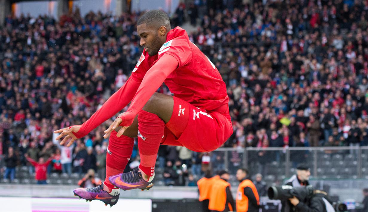 Pemain Cologne, Anthony Modeste menguntit pada posisi ketiga topskor Bundesliga dengan 13 gol jhingga pekan ke-18. (EPA/Annegret Hilse)