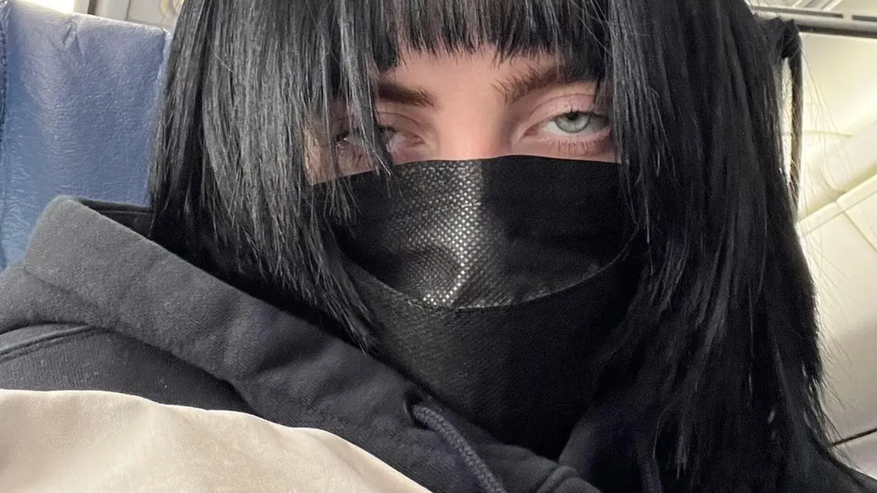 Balik ke Rambut Hitam, Warna Kulit Billie Eilish Tampak Lebih Cerah