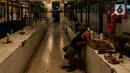 Pedagang tertidur di pasar Kebayoran, Jakarta, Selasa (5/1/2021). Pemerintah mengalokasikan anggaran untuk program pemulihan ekonomi nasional (PEN) 2021 mencapai Rp 403,9 triliun, naik dari rencana sebelumnya sebesar Rp372,3 triliun. (Liputan6.com/Johan Tallo)