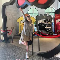 Jisoo BLACKPINK di sini tampil menggemaskan bawa tas Lady Dior. Tas Dior yang dipamerkan Jisoo dalam foto ini adalah Mini Lady Dior Bag in Black Ultramatte Cannage Calfskin. Foto: Document/Dior.