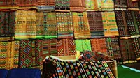 Beragam keindahan kain songke yang dijual di pasar  Ruteng, Manggarai, Nusa Tenggara Timur.