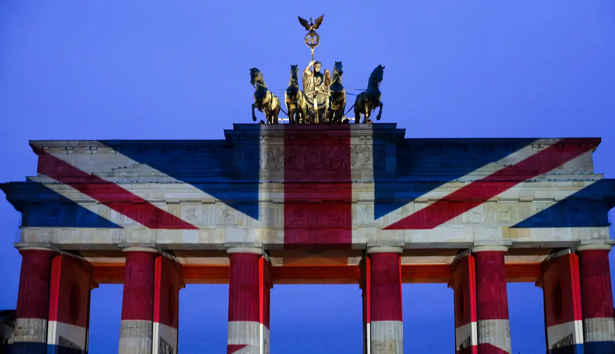 Gerbang Brandenburg diterangi warna bendera kebangsaan Inggris sebagai bentuk turut berduka cita atas teror London, di ibu kota Jerman, Berlin, Kamis (23/3). Aksi penyerangan di dekat parlemen Inggris itu menewaskan lima orang. (AP Photo/Markus Schreiber)