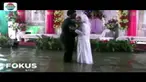 Meski menikah di tengah guyuran hujan dan banjir, pasangan pengantin asal Kebumen ini tampak bahagia. Bahkan mereka melakukan sesi pemotretan di tengah genangan air.
