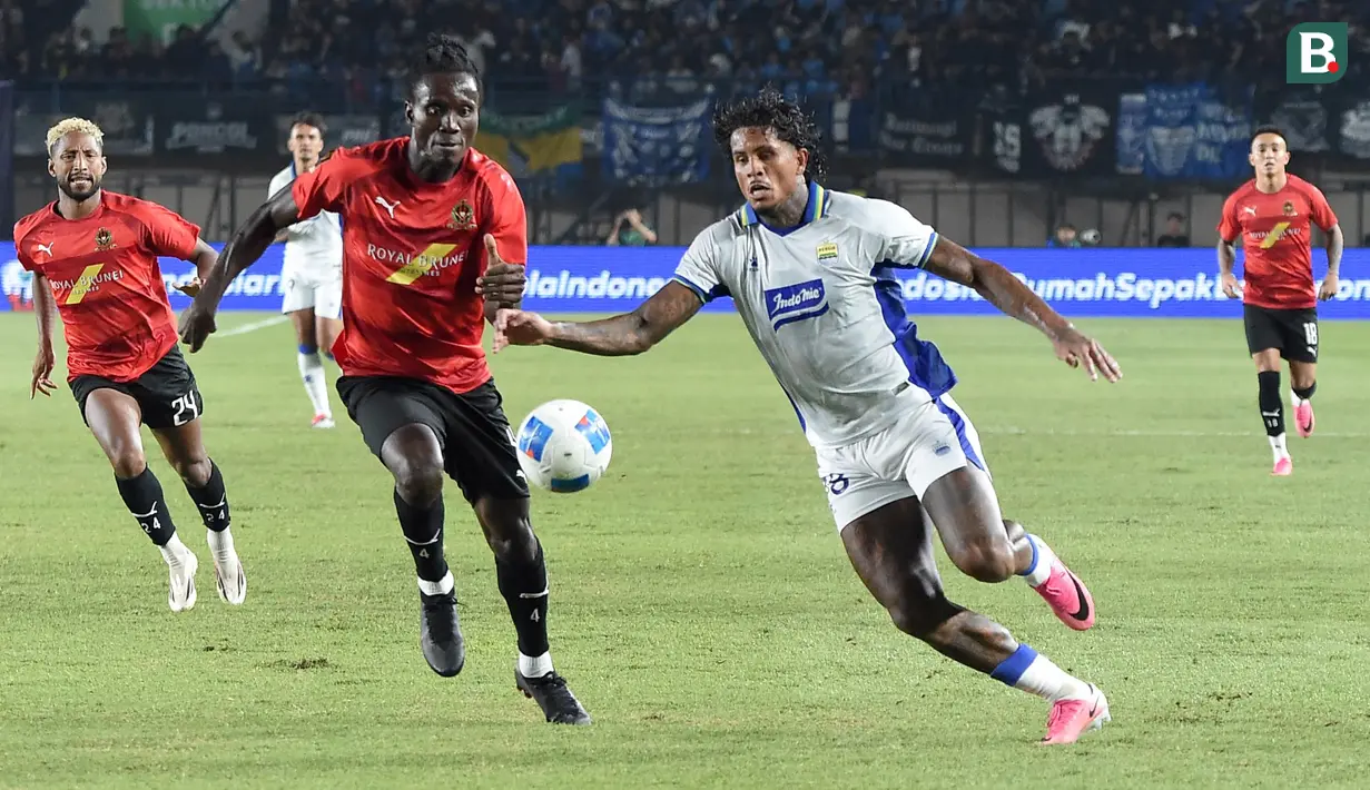Striker Persib Bandung, Ramon Tanque (kanan), berusaha melewati kawalan ketat bek DPMM FC Brunei Darussalam, Ebenezer Abban (tengah), pada laga kedua Grup A Piala Presiden 2026 di Stadion Si Jalak Harupat, Soreang, Kabupaten Bandung, Selasa (28/7/2026). Meski belum mencetak gol, Ramon Tanque terus memberikan tekanan di lini depan dalam pertandingan yang dimenangkan Persib 1-0 lewat gol perdana Balsa Sekulic, hasil yang sekaligus memastikan Maung Bandung lolos ke babak semifinal. (Bola.com/Erwin Snaz)