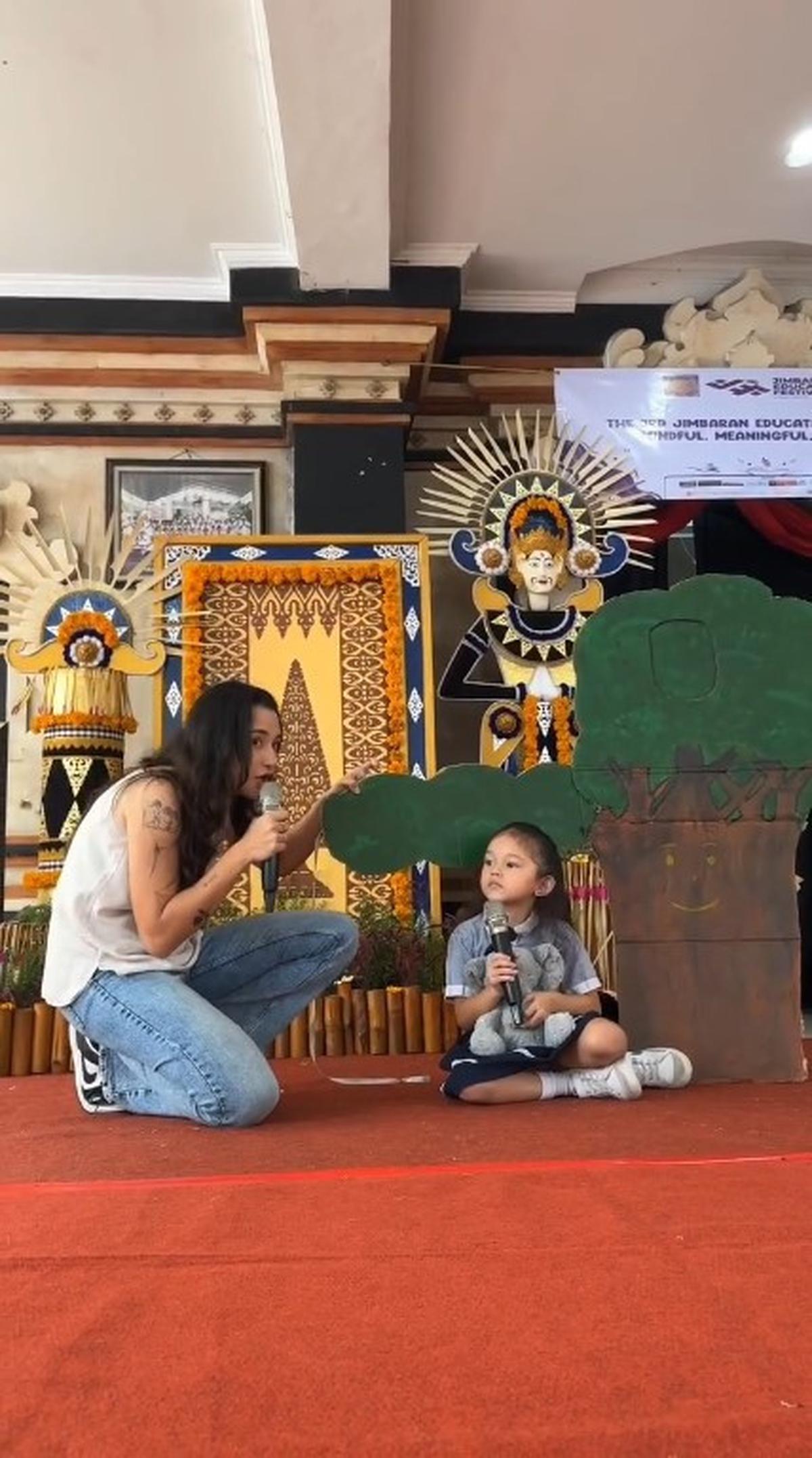 7 Potret Dahlia Poland dan Anak Ikut Lomba Mendongeng di Sekolah, Raih Juara Pertama